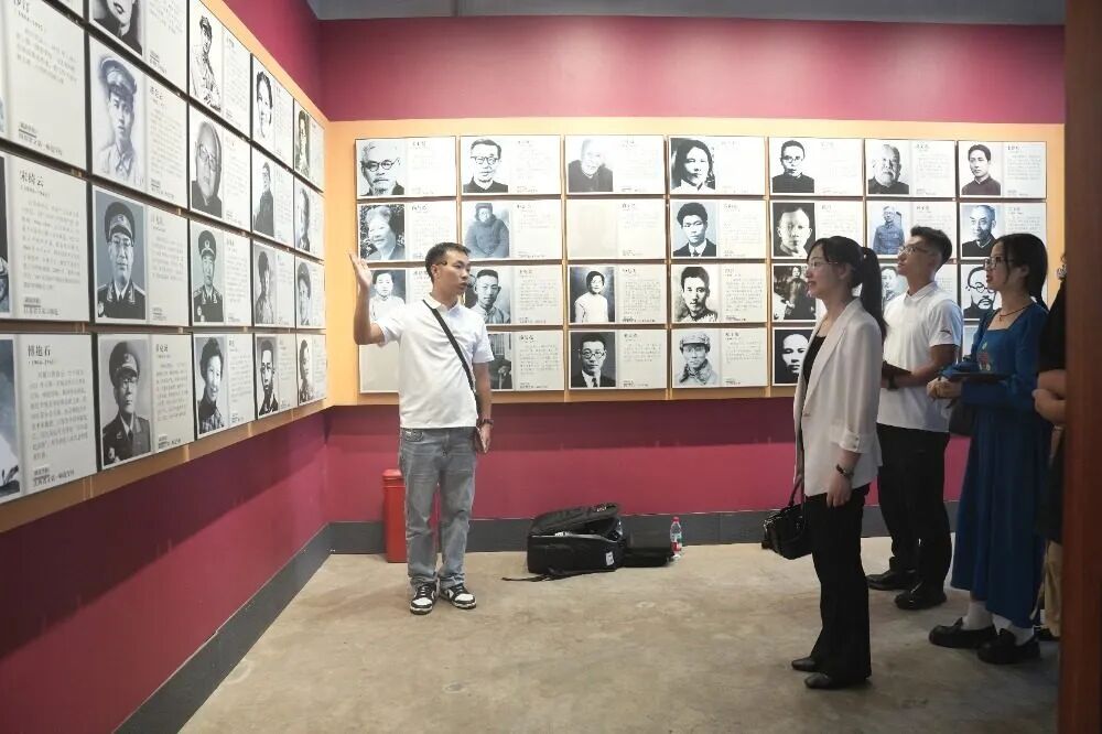 參觀中等師范教育歷史陳列館.jpg